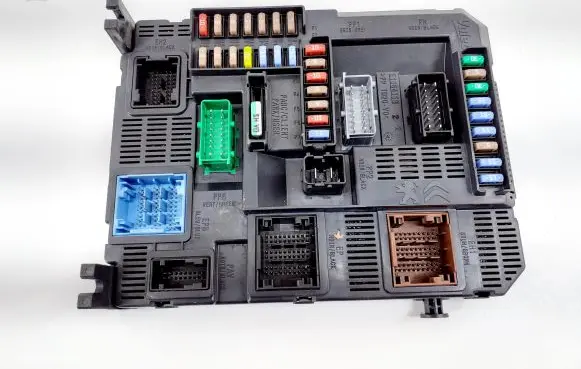 Citroen C4 II Picasso Fuse module 9804067480 980406748003