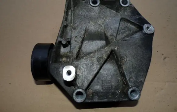 Opel Vectra C Generator/alternator bracket 55187675