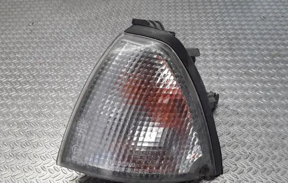 Nissan Primera Front indicator light 21024548