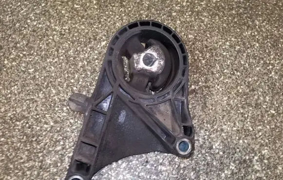 Opel Insignia A Engine mount bracket 13227767