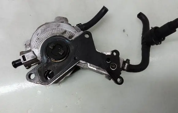 Skoda Octavia Mk2 (1Z) Vacuum pump 038145209N