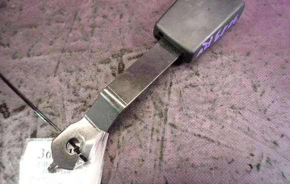 Renault Clio III Front seatbelt buckle 33030395
