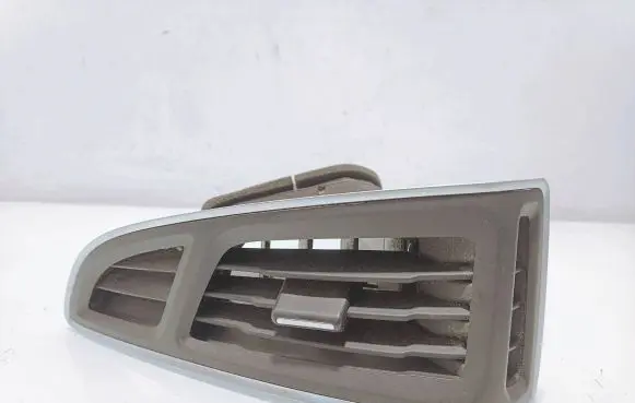 Ford Focus Dashboard side air vent grill/cover trim BM51018B09 01161