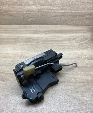 Opel Corsa D Front door lock 13157762