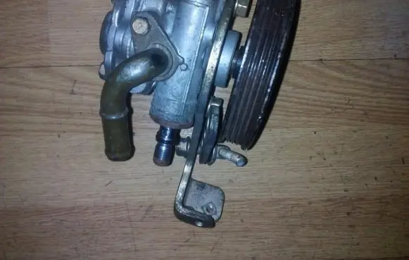 Mazda 323 Power steering pump
