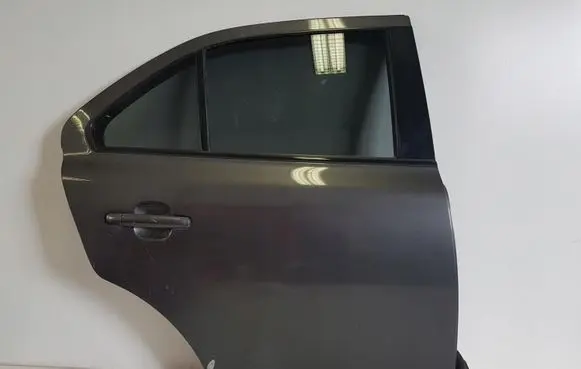 Suzuki Kizashi Rear door 