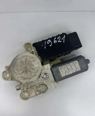 Mercedes-Benz A W168 Front door window regulator motor 0130822024