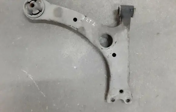 Toyota Corolla Verso AR10 Front lower control arm/wishbone