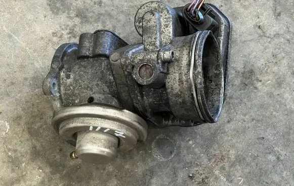 Skoda Octavia Mk2 (1Z) Throttle valve 038128063G