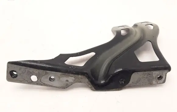 Audi Q3 8U Fender mounting bracket 8U0821136