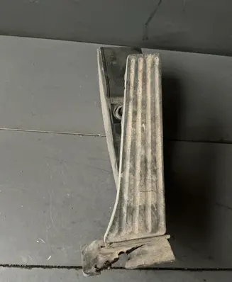 Accelerator throttle pedal