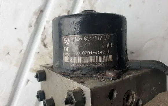 Volkswagen Golf IV ABS Pump 1J0907379G 1J0614117C