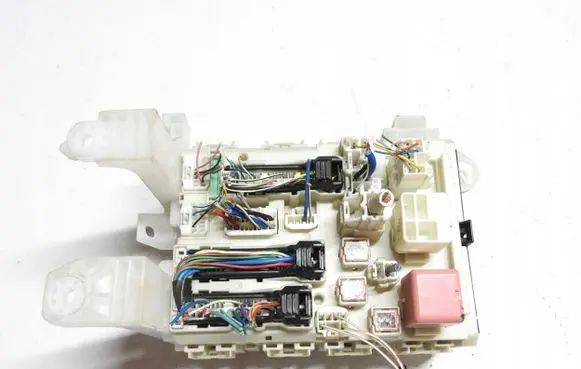Toyota Auris 150 Relay mounting block 827300212004608F03