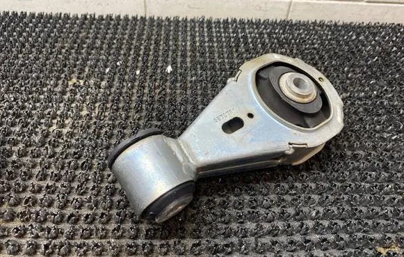 Engine mount bracket