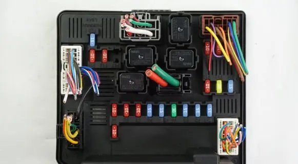 Nissan Qashqai Fuse module 284B7BB01C
