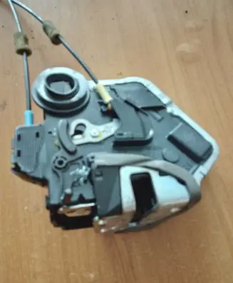 Toyota RAV 4 (XA40) Rear door lock