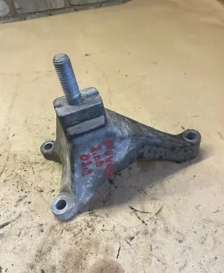 Ford Mondeo Mk III Engine mounting bracket 1S717M125AC D0D2A