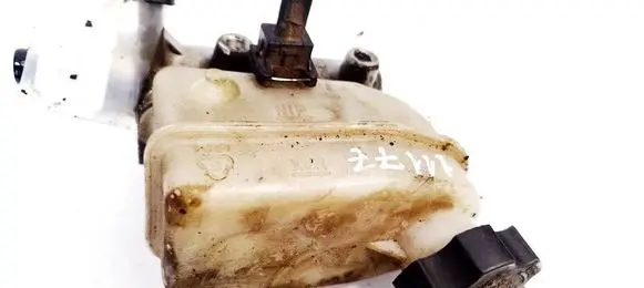KIA Sorento Brake fluid reservoir