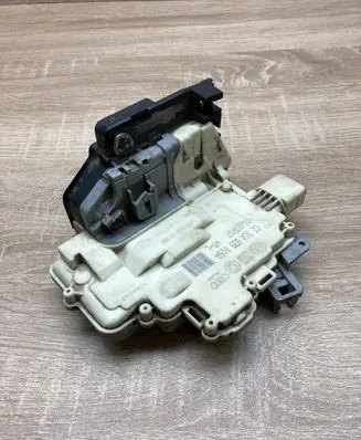 Volkswagen PASSAT B6 Rear door lock 3C4839015A