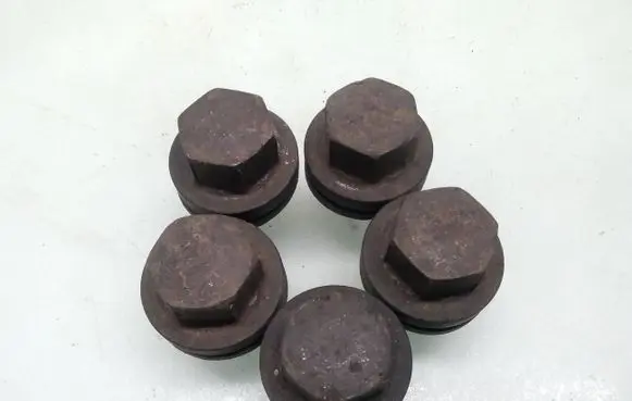 Land Rover Discovery 3 - LR3 Nuts/bolts 