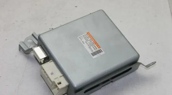 Toyota Avensis T270 Power steering control unit/module 8965005150