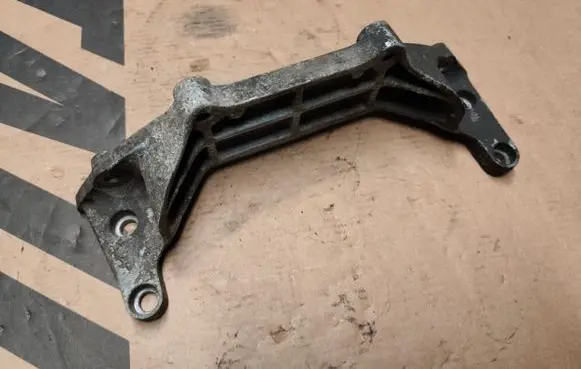 Jeep Cherokee III KJ Engine mounting bracket 90512928F