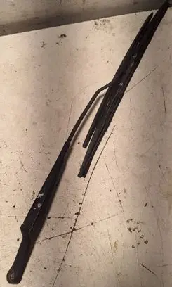 Volkswagen PASSAT B5.5 Front wiper blade arm 3B1955409