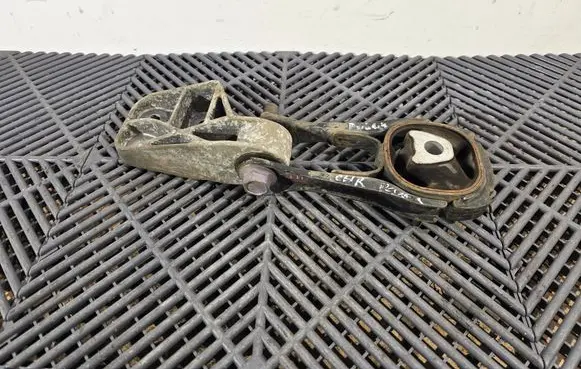 Toyota C-HR I Engine mount bracket