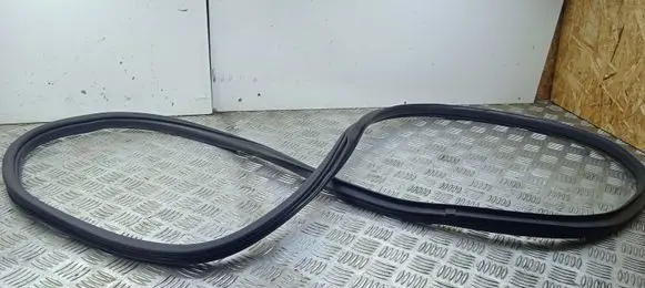 Jeep Grand Cherokee Rear door rubber seal (on body) 55399173