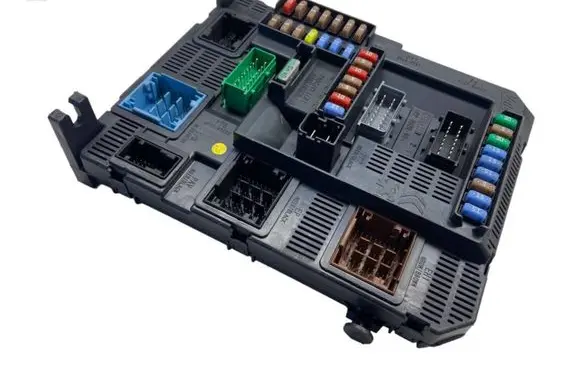 Citroen C4 II Picasso Fuse module 9804067480