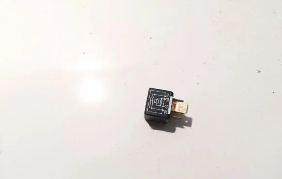 Volkswagen PASSAT B5 Other relay 443951253