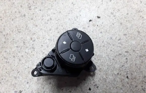 Steering wheel buttons/switches