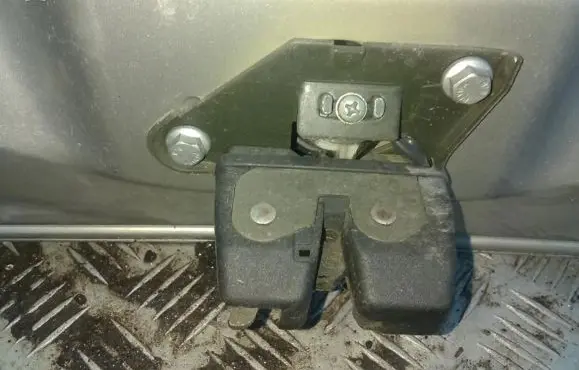 Fiat Punto (188) Tailgate/trunk/boot lock/catch/latch