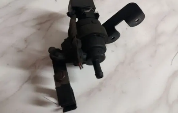 BMW 7 E38 Vacuum valve 1748875