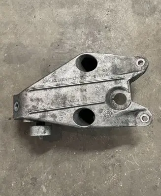 Engine mounting bracket