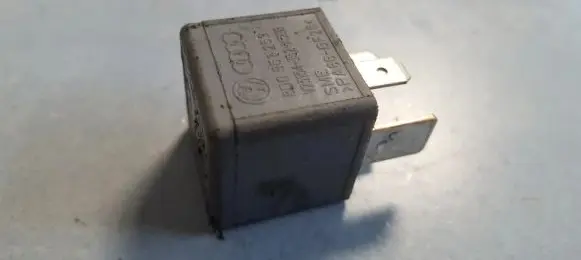 Volkswagen PASSAT B5.5 Other relay 8D0951253