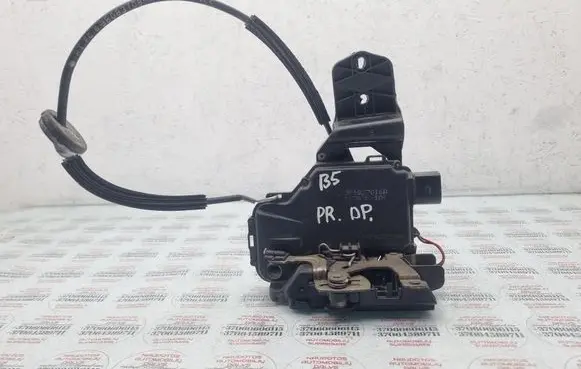Volkswagen PASSAT B5 Front door lock 3B1837016A