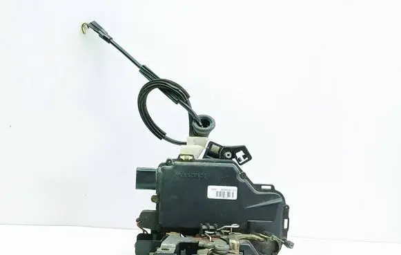 Volkswagen Golf IV Rear door lock 3B4839015M