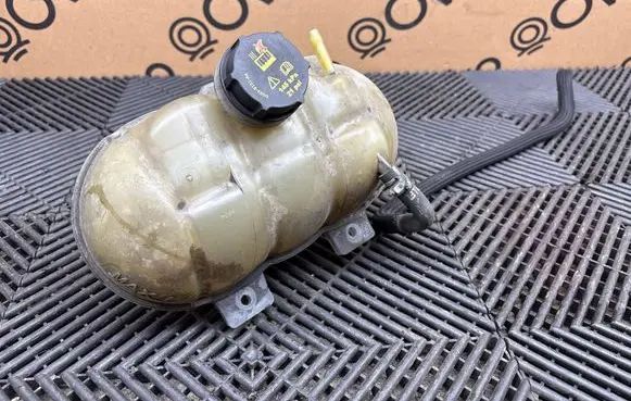 Ford Mustang VI Coolant expansion tank/reservoir FR338A080AC