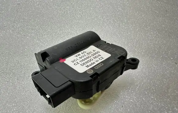 Volkswagen PASSAT B7 Air flap motor/actuator 3C1907511A CZ1168802860