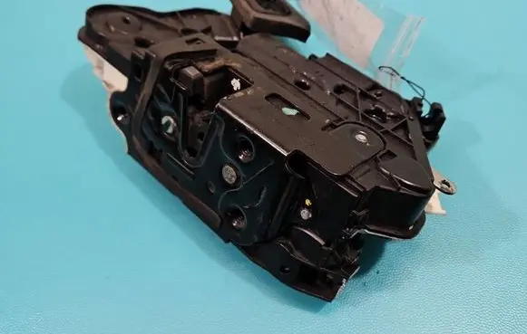 Volkswagen Polo V 6R Front door lock IMPRK1514552