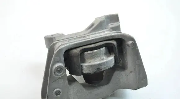 Nissan Juke I F15 Engine mount bracket CZ100928