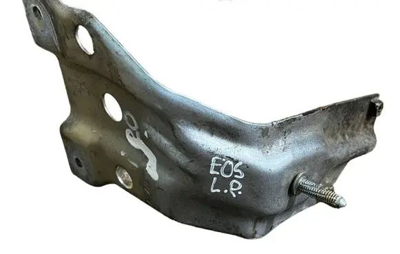 Volkswagen Eos Fender mounting bracket 1Q0821135