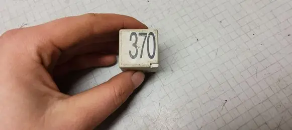Volkswagen PASSAT B5 Other relay 8D0951253 370