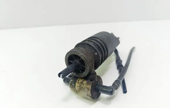 Volkswagen PASSAT B5 Windscreen/windshield washer pump