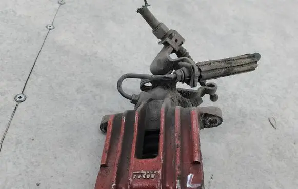 Volkswagen Golf V Rear brake caliper 