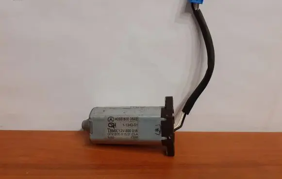 Mercedes-Benz C W203 Seat adjustment motor A2038203642 4623
