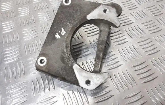 BMW 5 E60 E61 Engine mounting bracket 6761117