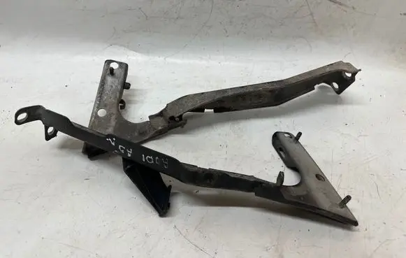 Audi A5 Sportback 8TA Fender mounting bracket 8T0821135C 8T0821136A