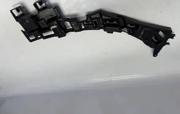Front bumper mounting bracket